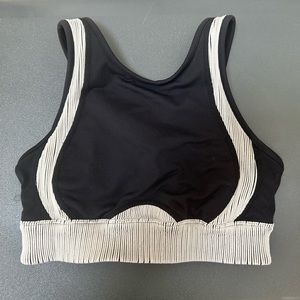 Alo Yoga size medium Sports bra with boning and criss-cross back